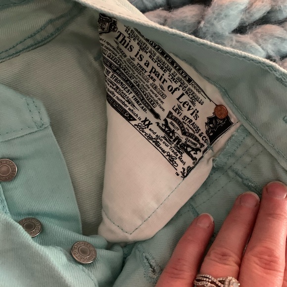 SOLD Levi’s denim shorts 🩳 - Picture 3 of 3